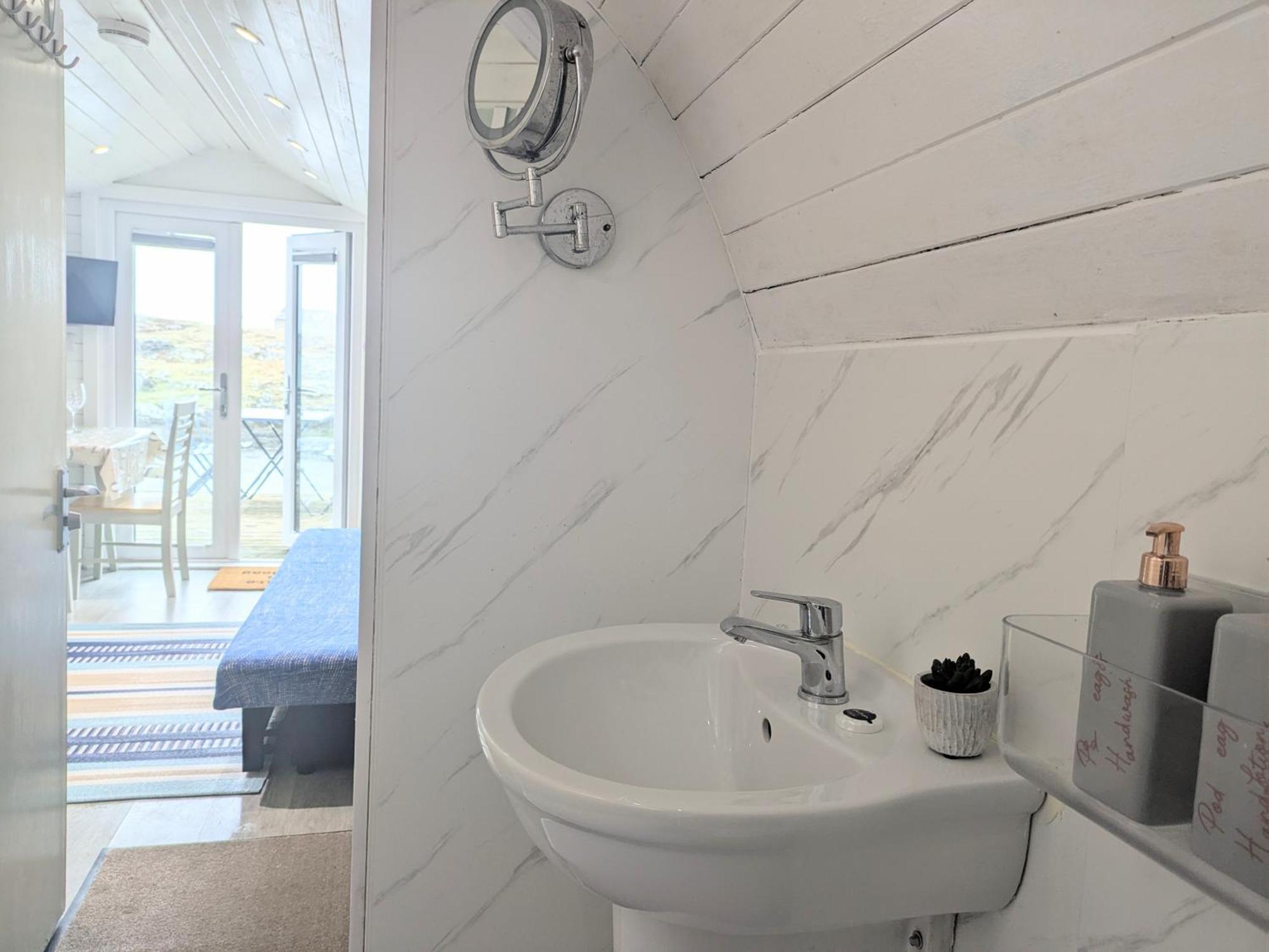 Вілла Glamping Pod For 2 Pod Beag Na Haun Eriskay Екстер'єр фото